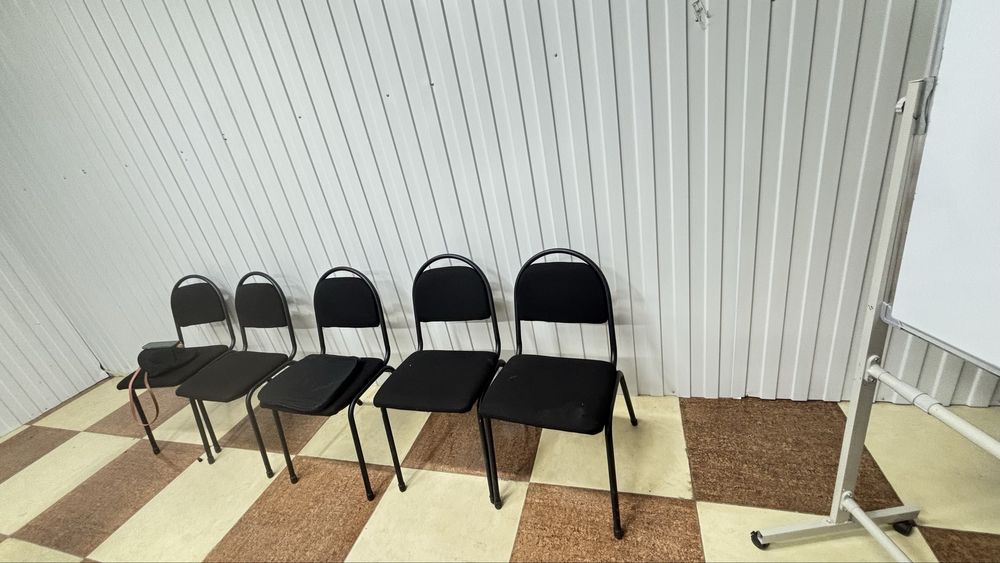 Стол стуля и маркерный доска