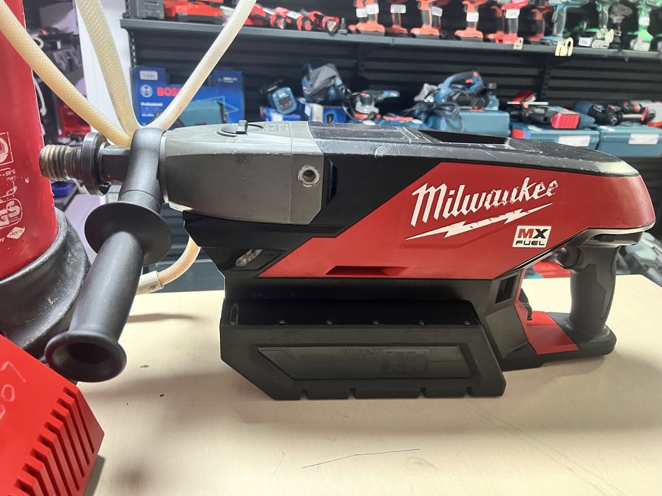 Carota Milwaukee MXF DCD150, cu acumulator , încărcător, pompă de apă , carota si prelungitor de carota