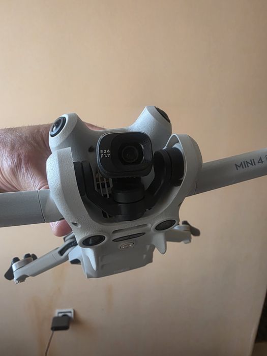 Дрон DJI Mini 4 Pro