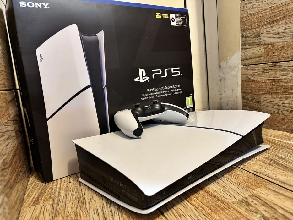 Конзолата е в отлично състояние и е все още в гаранция.