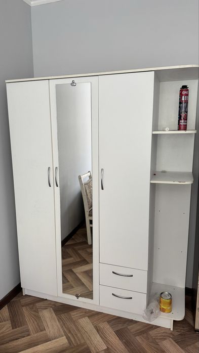 Белый шкаф с зеркалом