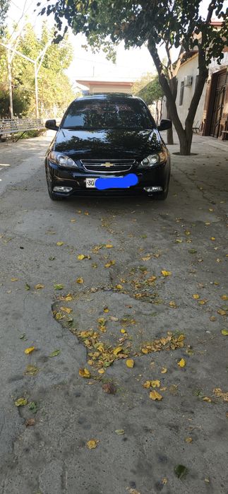 Jentra qora turgan moshina