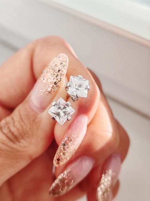 Сребърни обеци с камък