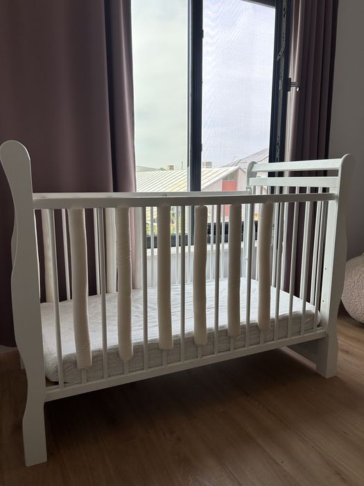 Pătuț din lemn masiv cu apărători individuale+ saltea cocos Baby Needs