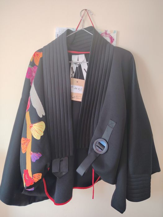 Kimono negru cu design floral