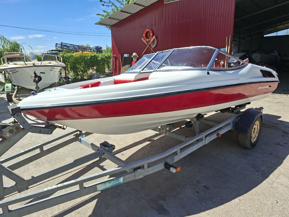 Barca Chaparral Bowrider cu motor Mercury 60 cp  4 timpi EFI