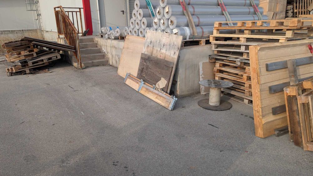 Стари палета и опаковъчна дървесина