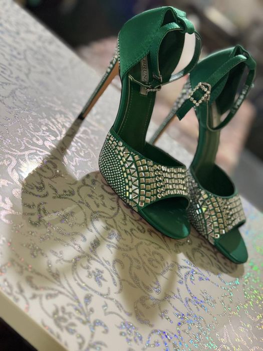 Подам женскую обувь.