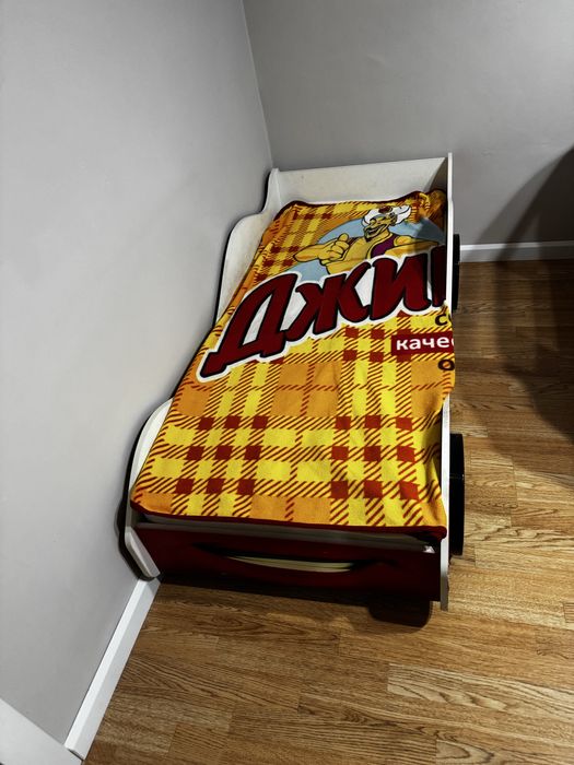 Детская кровать машина