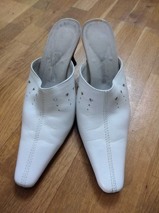 Затворени чехли на ток