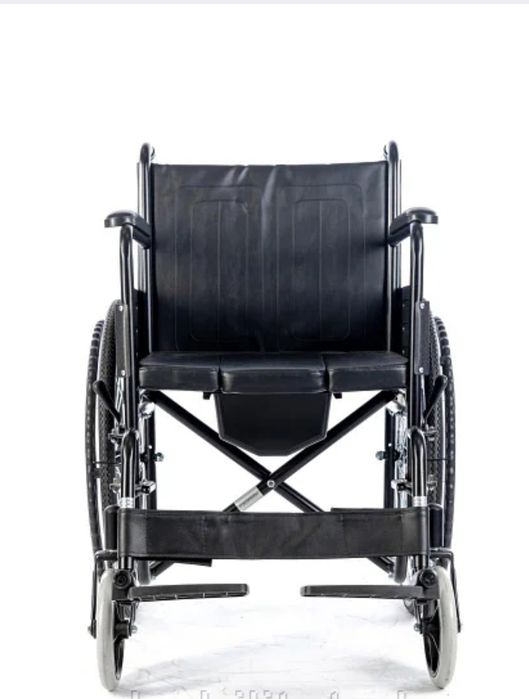 Кресло -коляска с санитарным оснащением.