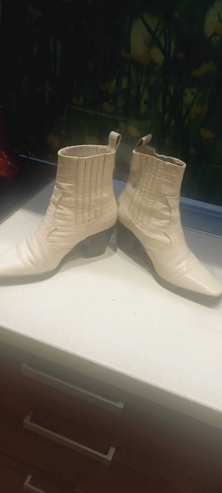Бели боти тип крокодилска кожа