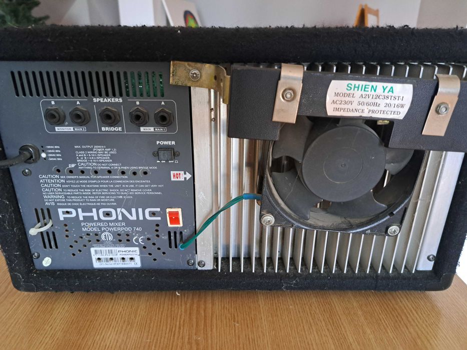 Vand mixer Phonic model Power Pod 740 cu amplificare