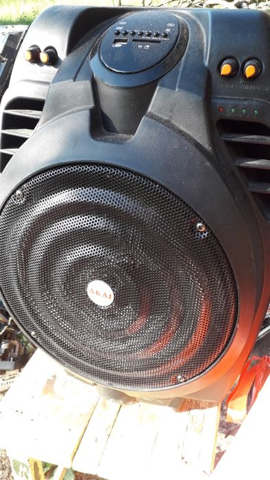 Vind Boxa Akai, puternică 50 W am  si boxe mai mici, la 30 W