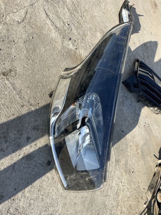 1 брой ляв и 3 броя десен фар Opel Vivaro 2014-2018