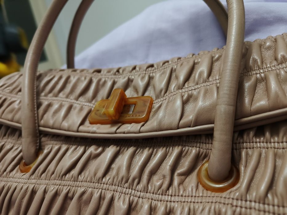 Geanta prada originala aproape noua ,purtata la 3 evenimente