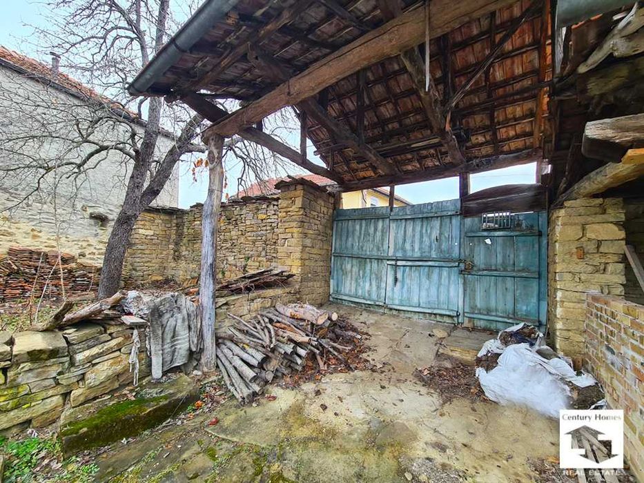 170283 Къща с просторен двор и стопански постройки в с. Косарка