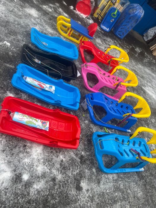 Sanie plastic Polonia cu spătar galben si bob cu frână și fără frână .