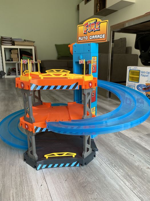 Писта, гараж, паркинг Hot Wheels, Fisher Price, Burago