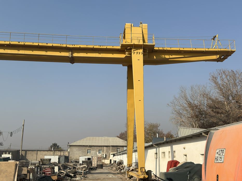 Козловой  кран сотилади.