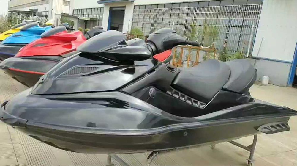 ЛУКСОЗНИ Jet Ski (3 местна) (4-тактов, 1400 коня) (4 ЦВЯТА)