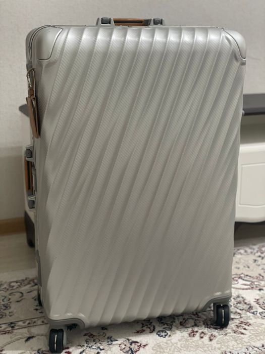 Продам чемодан  TUMI , размер L