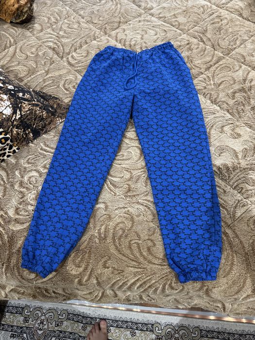 Qora ko'ylak oldi qismiga kapalekla bilan ishlov berilgan