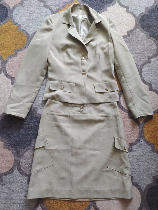 Продам костюмы, размер 42