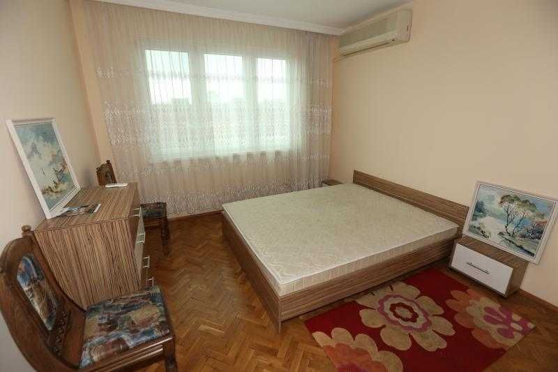 С ПАРКОМЯСТО! Многостаeн апартамент в Центъра