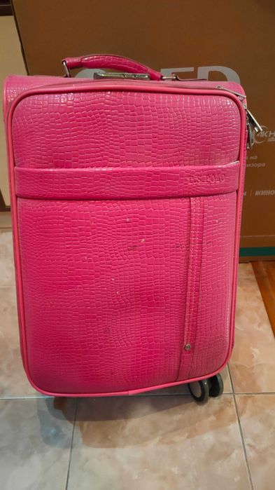 Чемодан розовый среднего размера