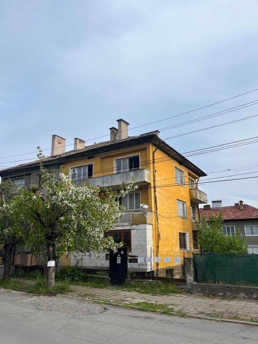 Продаваме етаж от къща / апартамент до центъра на Кюстендил