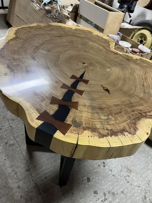 Столик из карагача