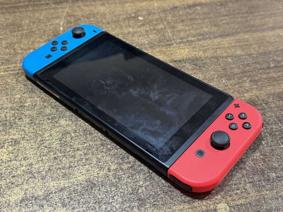 Конзола Nintendo Switch + игри и компоненти