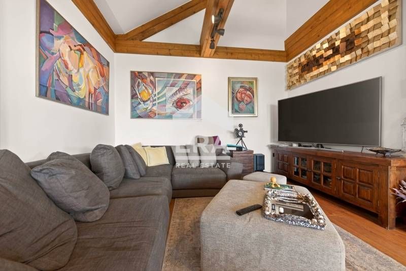 Двуетажна, новопостроена, стилно обзаведена къща за продажба, с двор,