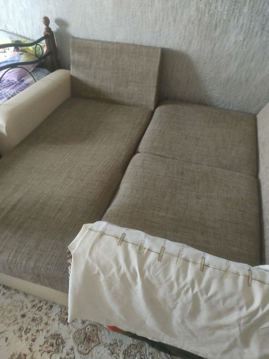 Продаю диван.  Б/у.Среднем состояние. Г-образный. Раздвижной.