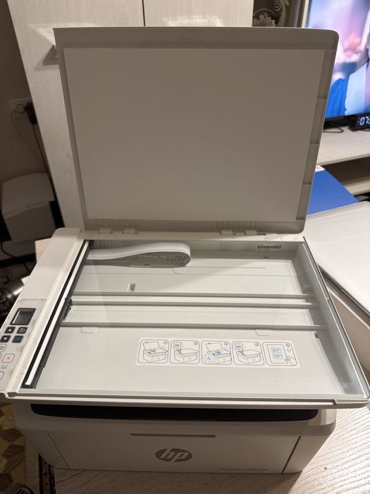 Принтер сканер белосерого цвета