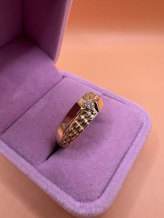 Продам золотое кольцо.