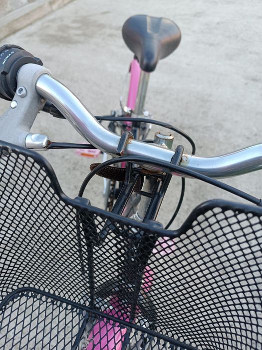 Bicicleta fetițe cuprinsa cu vărsată între 8 și 11 ani.