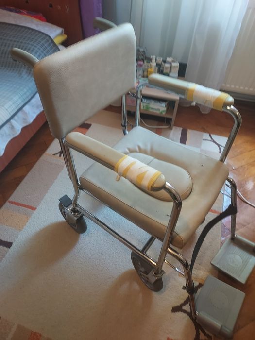 Cărucior dizabilități cu tavă necesitati detașabilă