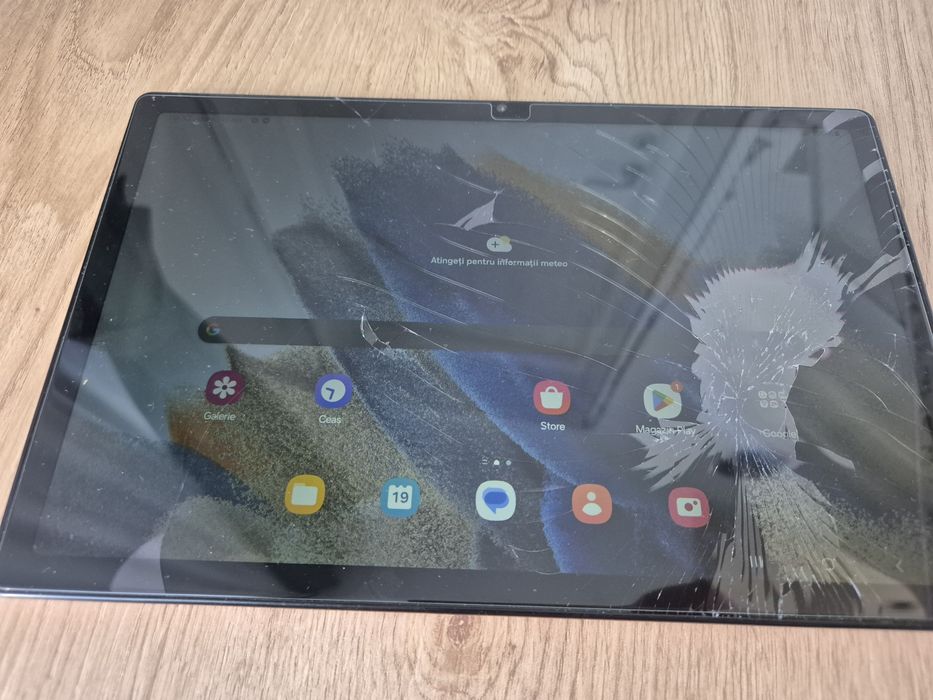 Pachet tableta Samsung Galaxy tab 8 display ciobit, touch funcțional  + tastatura bt