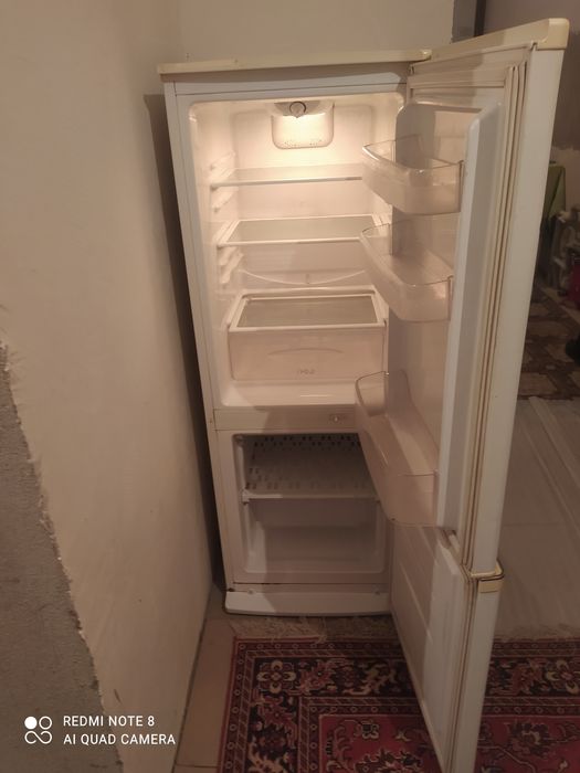 Мұздатқыштар әр түрлісі бар істеп тұр