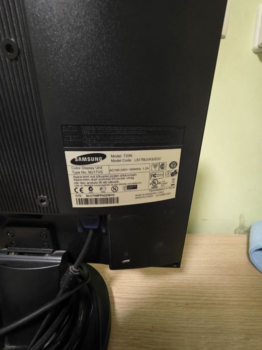 Това е 17-инчов LCD монитор Samsung SyncMaster 720N с резолюция 1280x1024 пиксела.