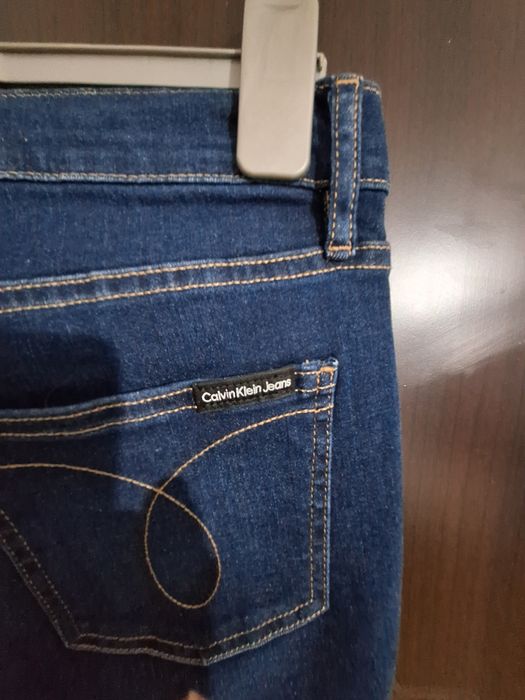 Blugi noi Calvin Klein pentru damă