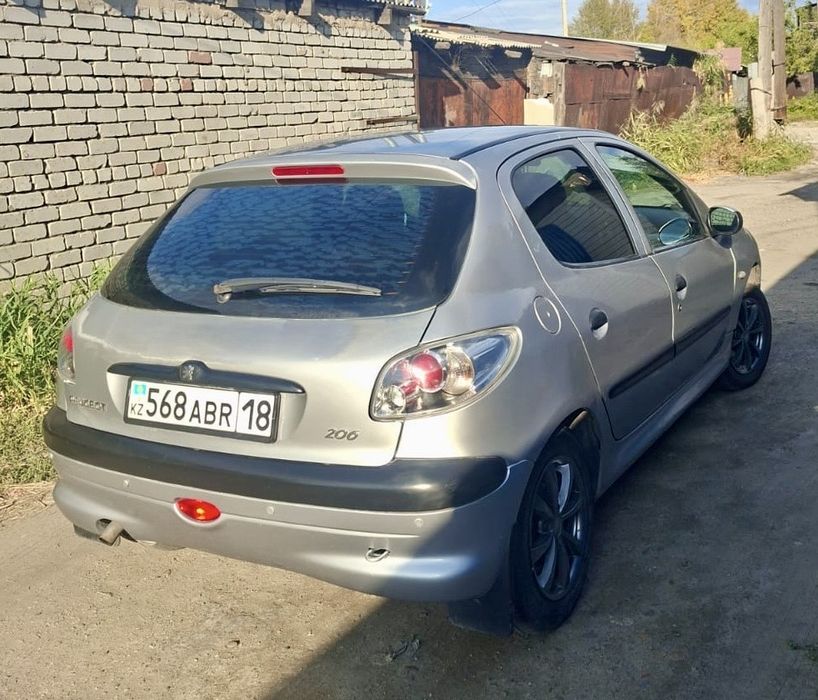 Продам машину Пежо 206
