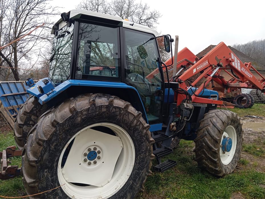 Vand tractor New Holland 8240
