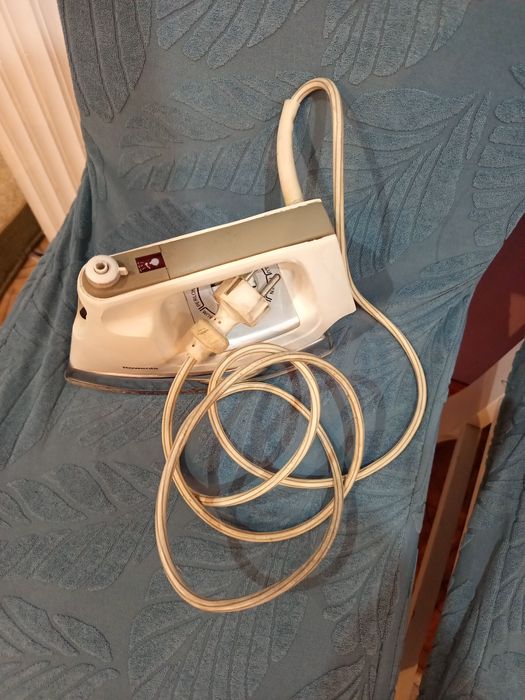 Утюг в рабочем состоянии .