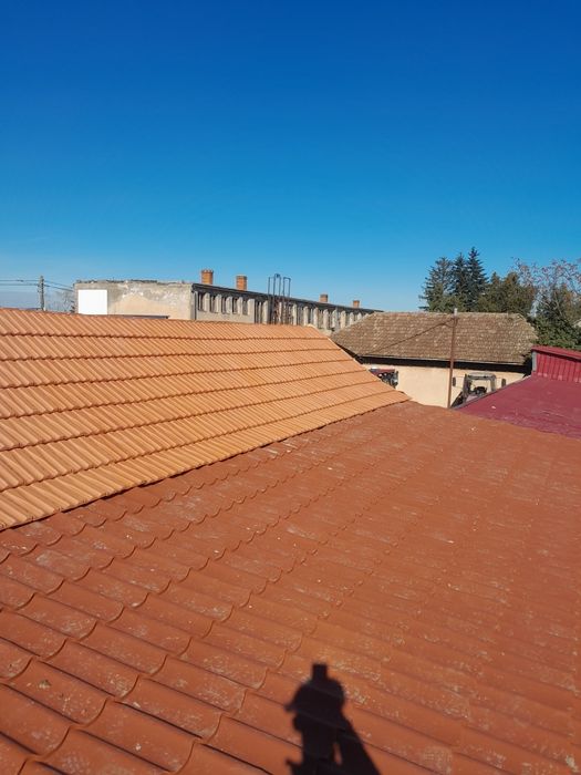 Executam acoperișuri și reparații de urgenta