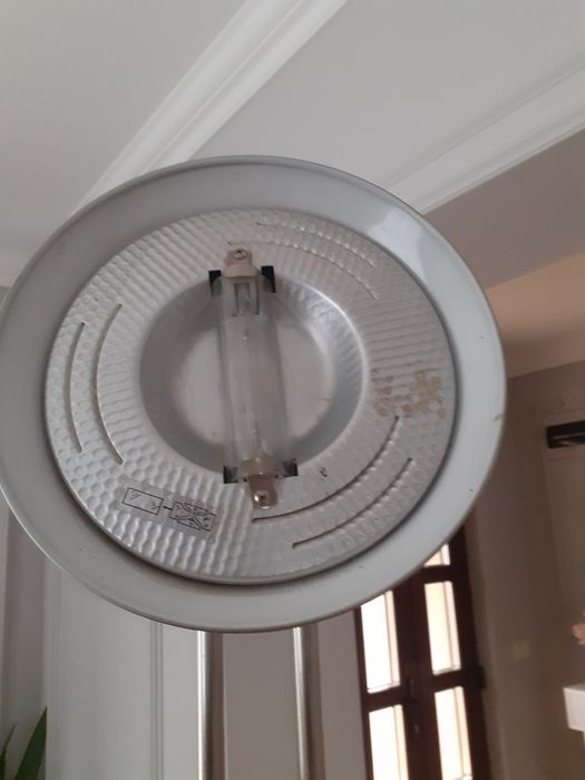 Lampa de camera cu picior