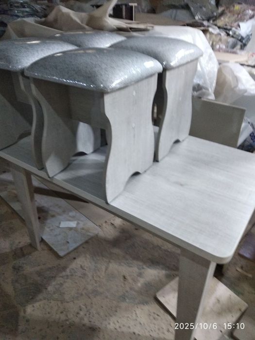 Стол и табуретки хорошего качества