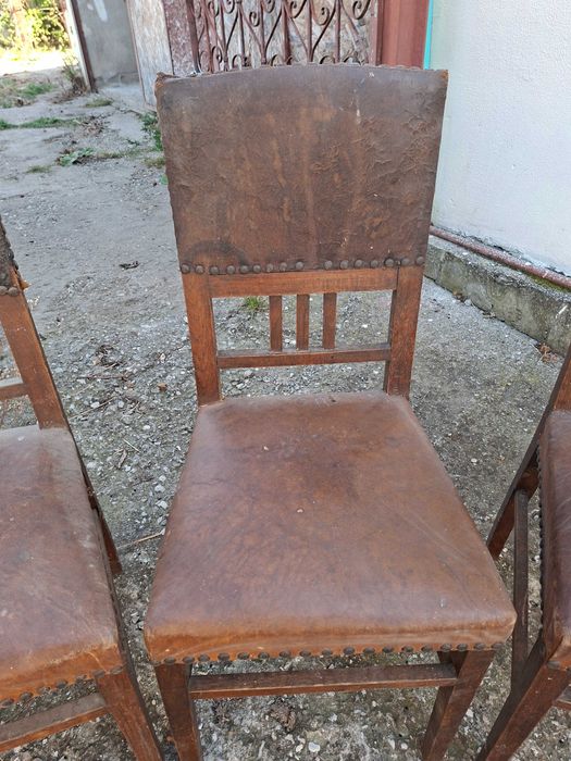 Set scaune vechi din lemn acoperite cu piele